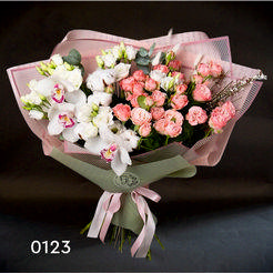 сборный букет - цимбидиум , лизиантус, роза кустовая пионовидная, зелень, сухоцветы