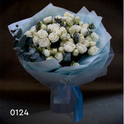 букет из белых пионовидных роз
